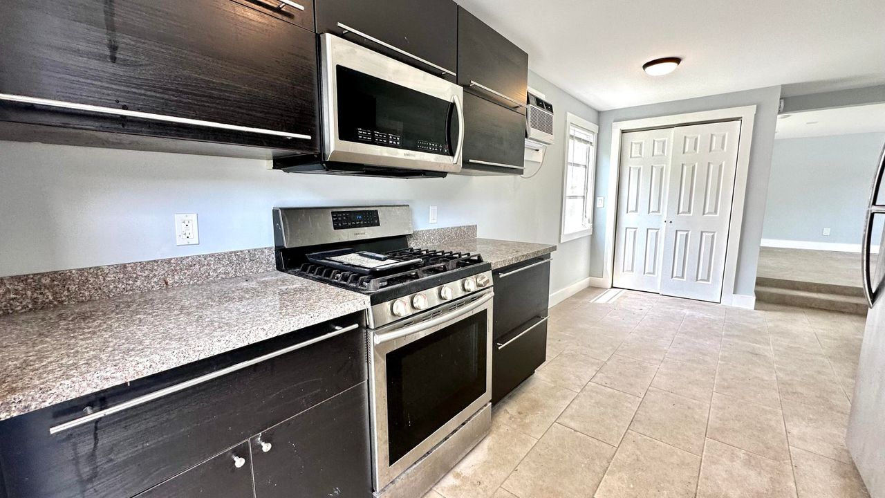 合同活跃: $1,895 (2 贝兹, 1 浴室, 800 平方英尺)