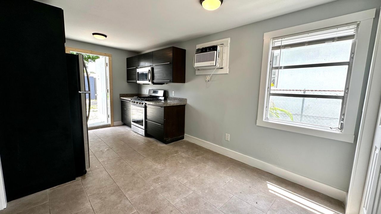 合同活跃: $1,895 (2 贝兹, 1 浴室, 800 平方英尺)