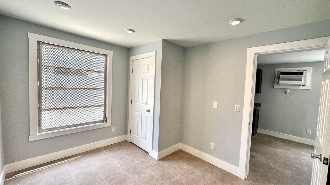 合同活跃: $1,895 (2 贝兹, 1 浴室, 800 平方英尺)