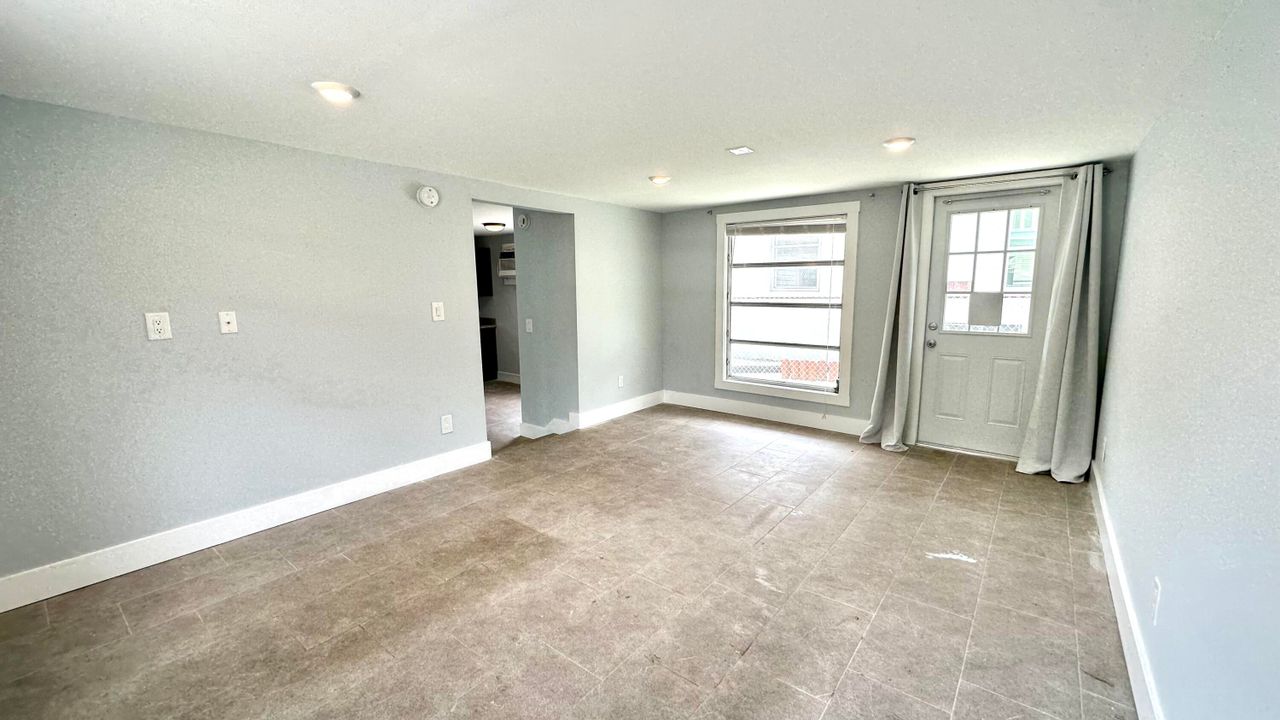 合同活跃: $1,895 (2 贝兹, 1 浴室, 800 平方英尺)