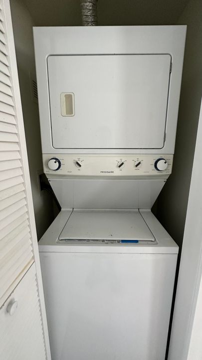 合同活跃: $1,895 (2 贝兹, 1 浴室, 800 平方英尺)