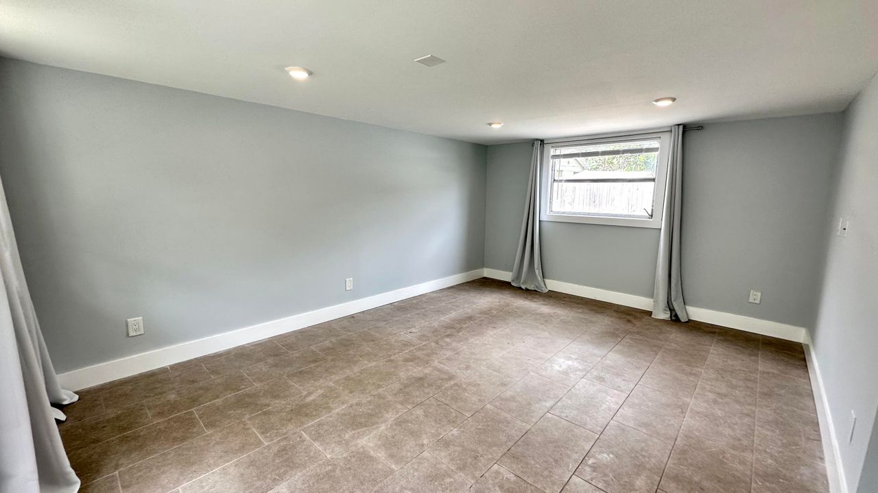 合同活跃: $1,895 (2 贝兹, 1 浴室, 800 平方英尺)