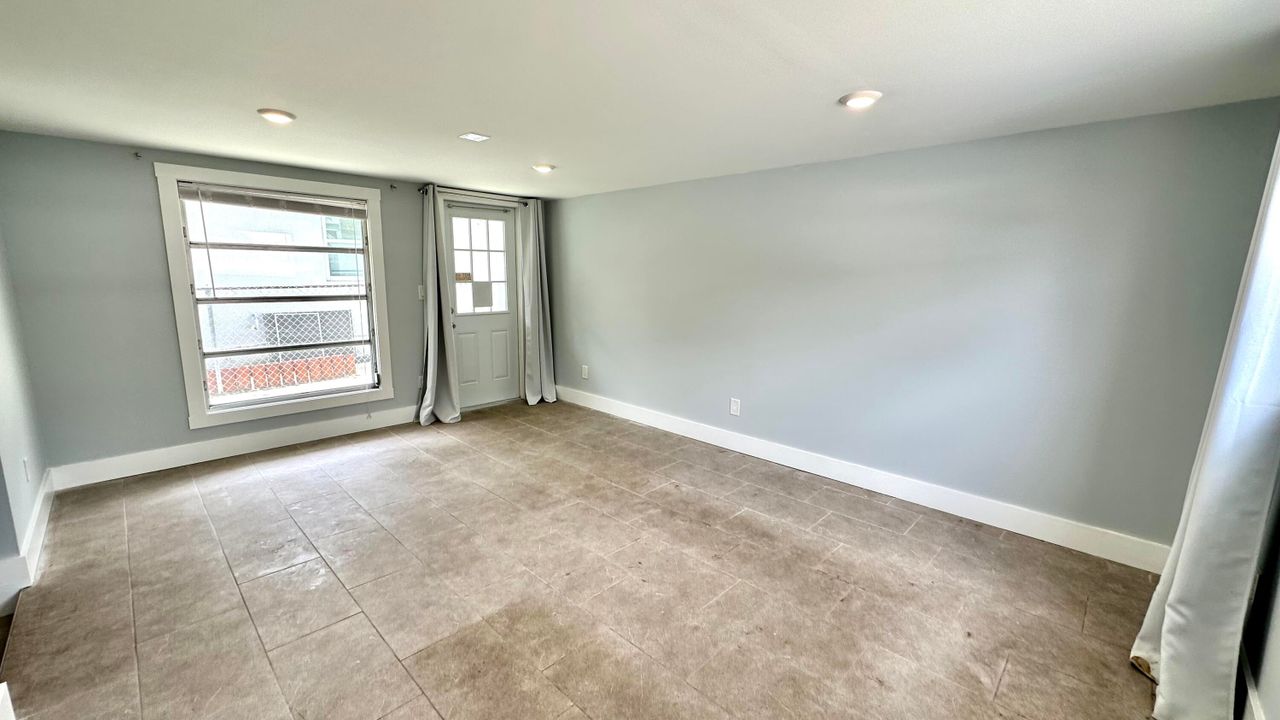 合同活跃: $1,895 (2 贝兹, 1 浴室, 800 平方英尺)