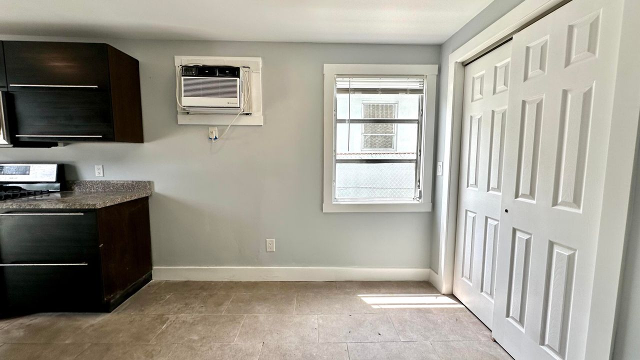 合同活跃: $1,895 (2 贝兹, 1 浴室, 800 平方英尺)