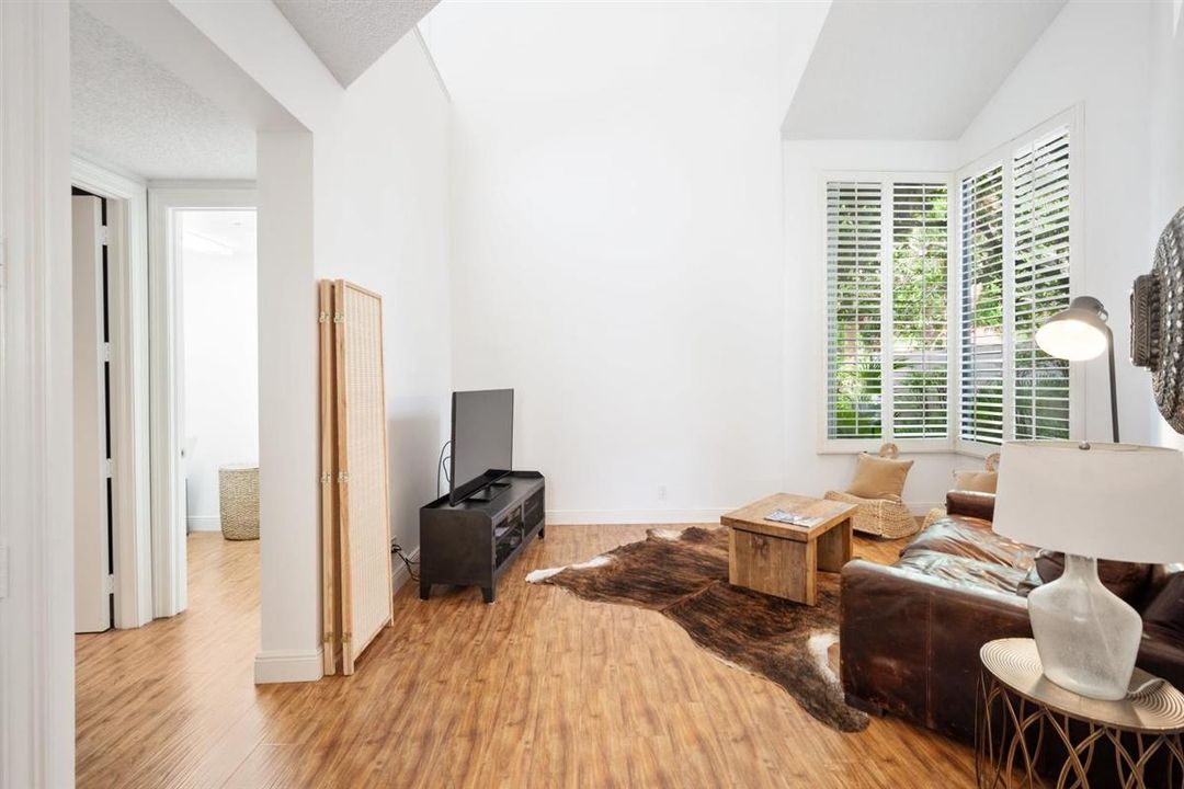 出租: $12,000 (4 贝兹, 4 浴室, 3149 平方英尺)