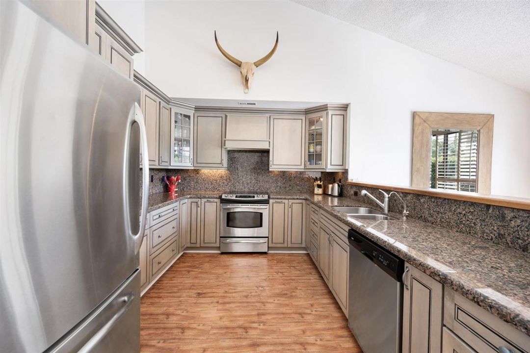 出租: $12,000 (4 贝兹, 4 浴室, 3149 平方英尺)