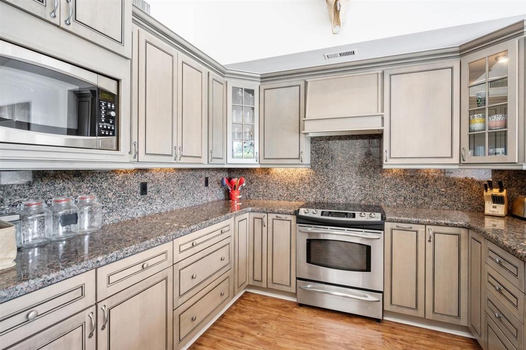 出租: $12,000 (4 贝兹, 4 浴室, 3149 平方英尺)