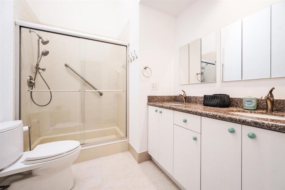 出租: $12,000 (4 贝兹, 4 浴室, 3149 平方英尺)