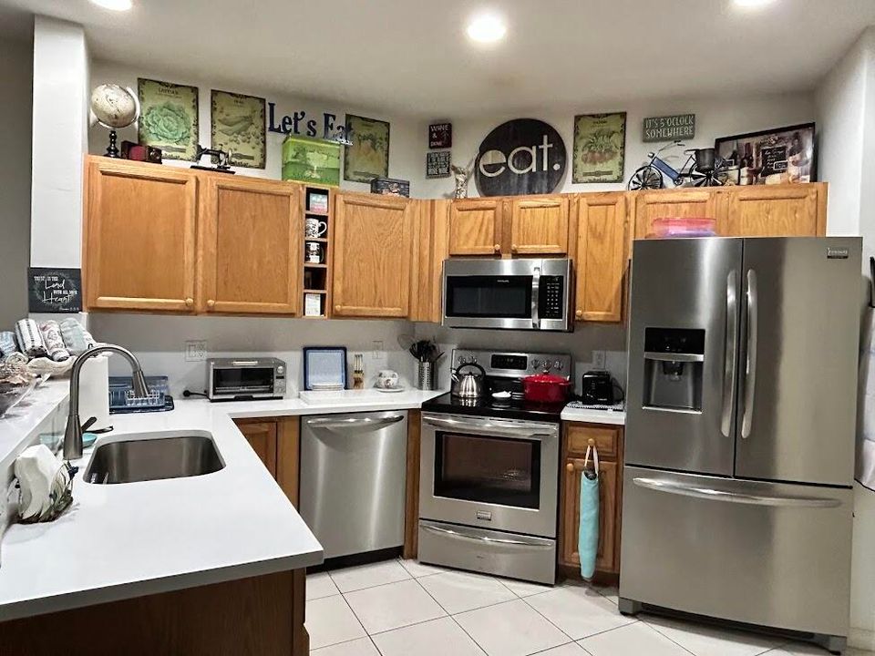 For Rent: $1,800 (1 beds, 1 baths, 900 Square Feet)