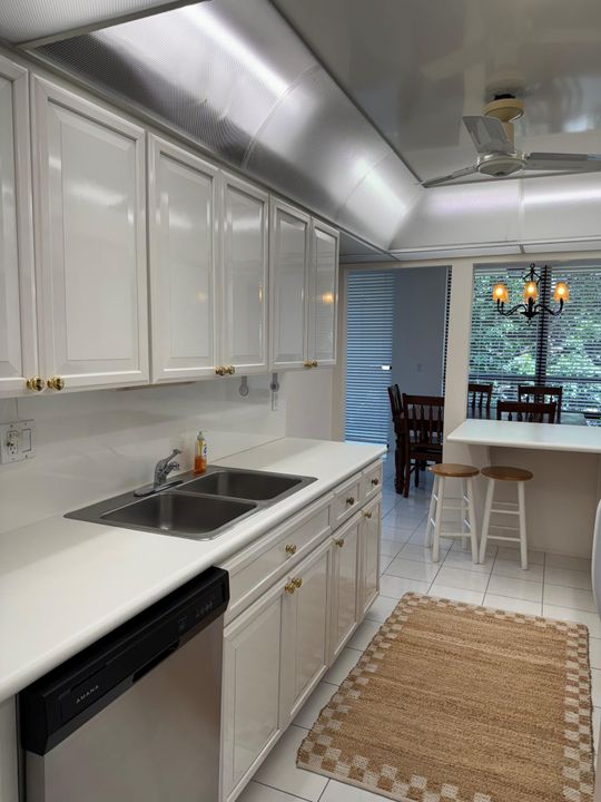 出租: $4,200 (2 贝兹, 2 浴室, 1682 平方英尺)