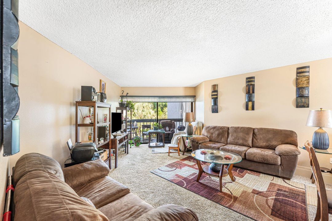 待售: $130,000 (1 贝兹, 1 浴室, 775 平方英尺)