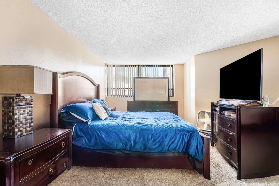 待售: $130,000 (1 贝兹, 1 浴室, 775 平方英尺)