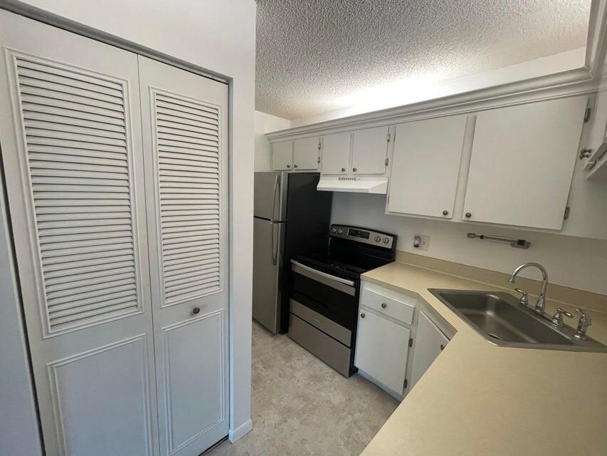 Active With Contract: $1,800 (2 beds, 2 baths, 1005 Square Feet)