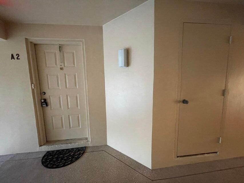 Active With Contract: $1,800 (2 beds, 2 baths, 1005 Square Feet)