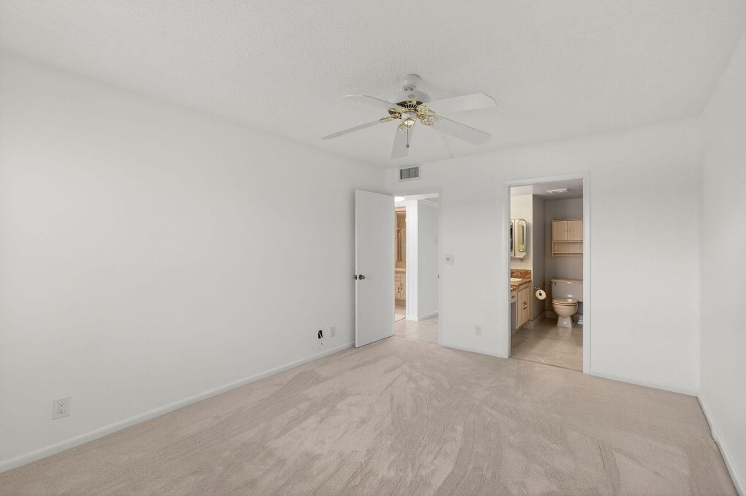 For Sale: $149,900 (2 beds, 2 baths, 896 Square Feet)