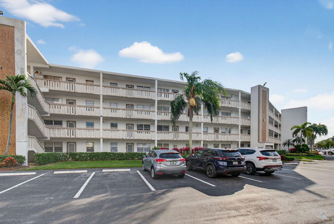 For Sale: $149,900 (2 beds, 2 baths, 896 Square Feet)