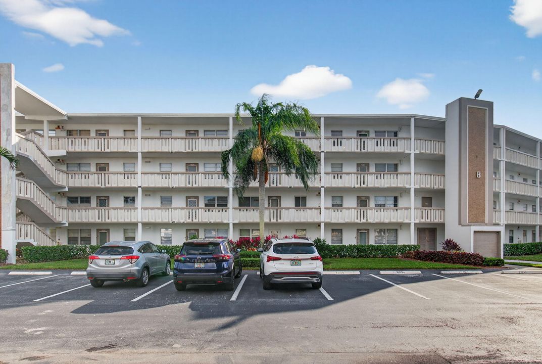 For Sale: $149,900 (2 beds, 2 baths, 896 Square Feet)