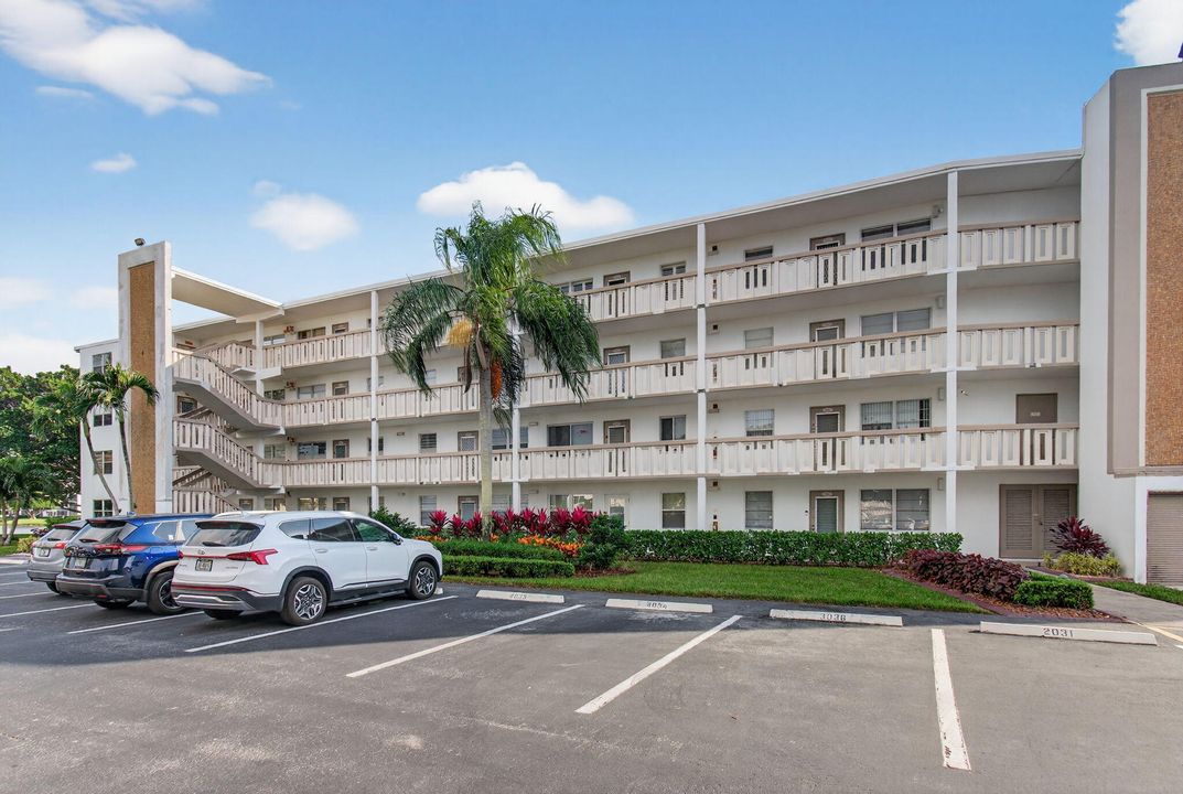 For Sale: $149,900 (2 beds, 2 baths, 896 Square Feet)