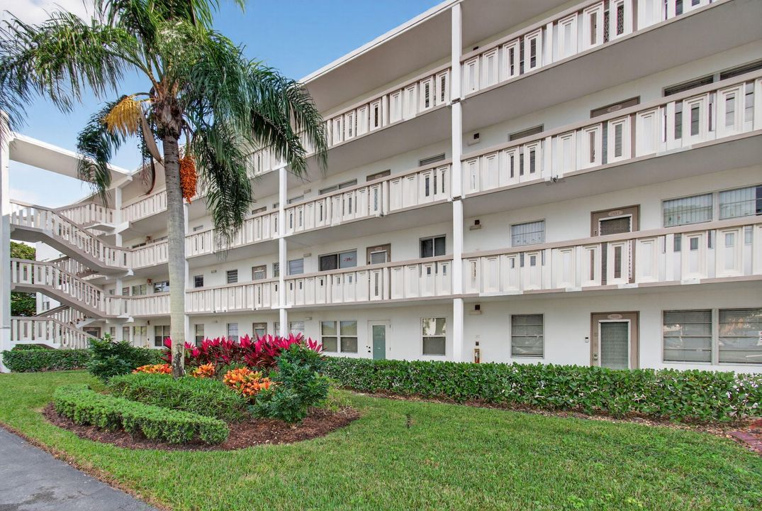 For Sale: $149,900 (2 beds, 2 baths, 896 Square Feet)