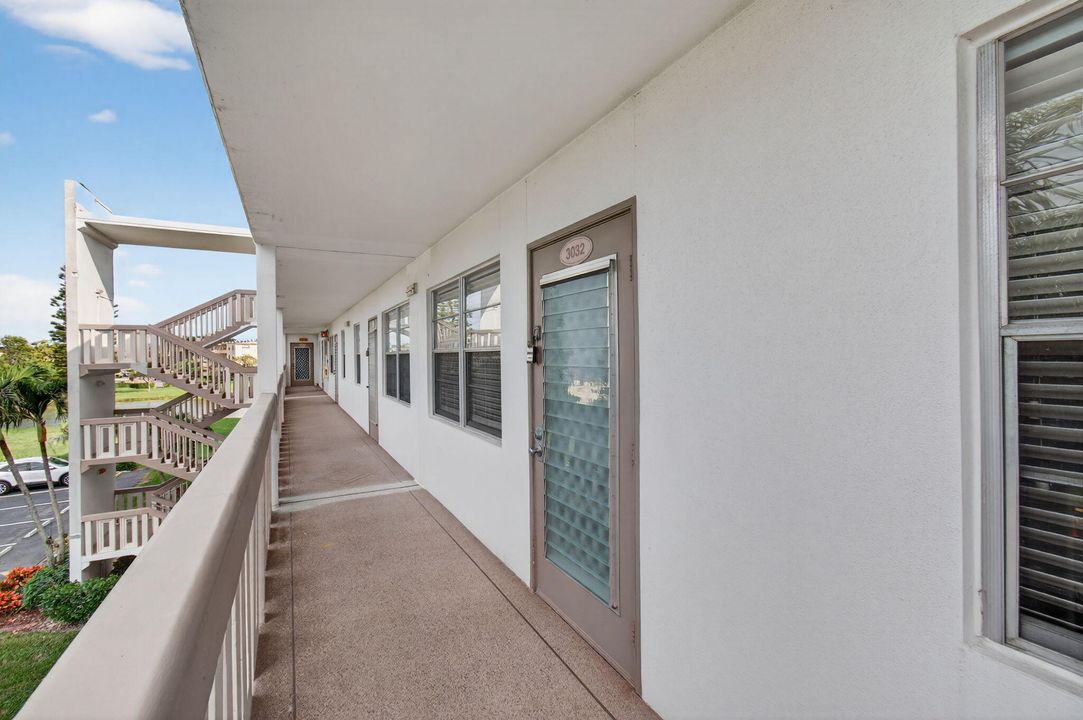 For Sale: $149,900 (2 beds, 2 baths, 896 Square Feet)