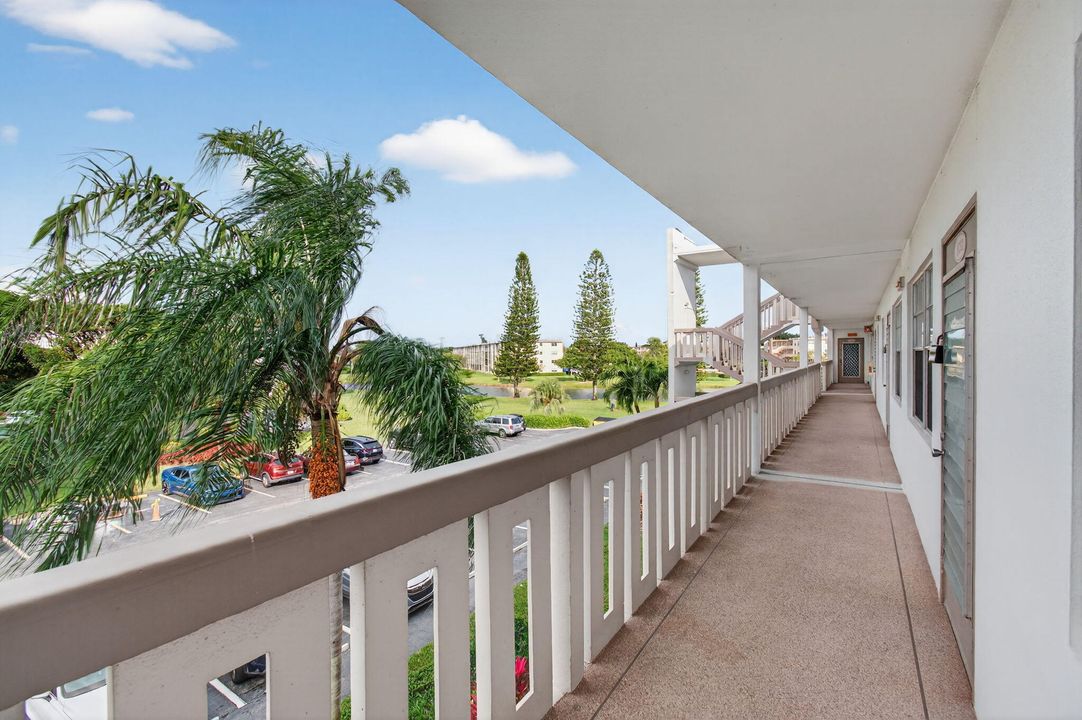 For Sale: $149,900 (2 beds, 2 baths, 896 Square Feet)