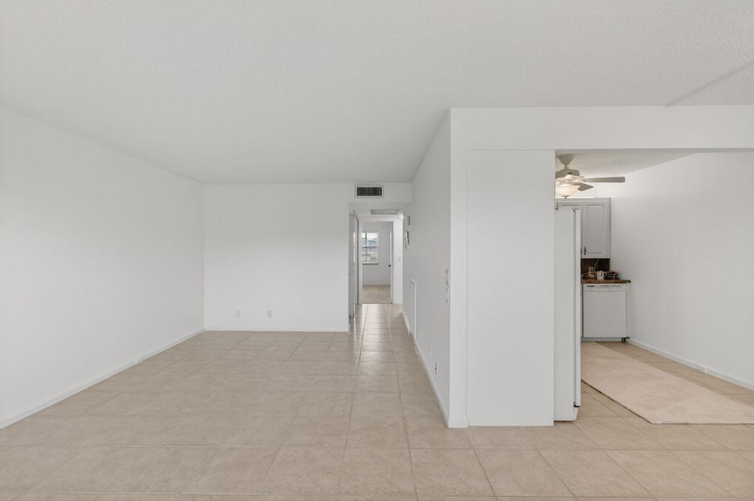 For Sale: $149,900 (2 beds, 2 baths, 896 Square Feet)