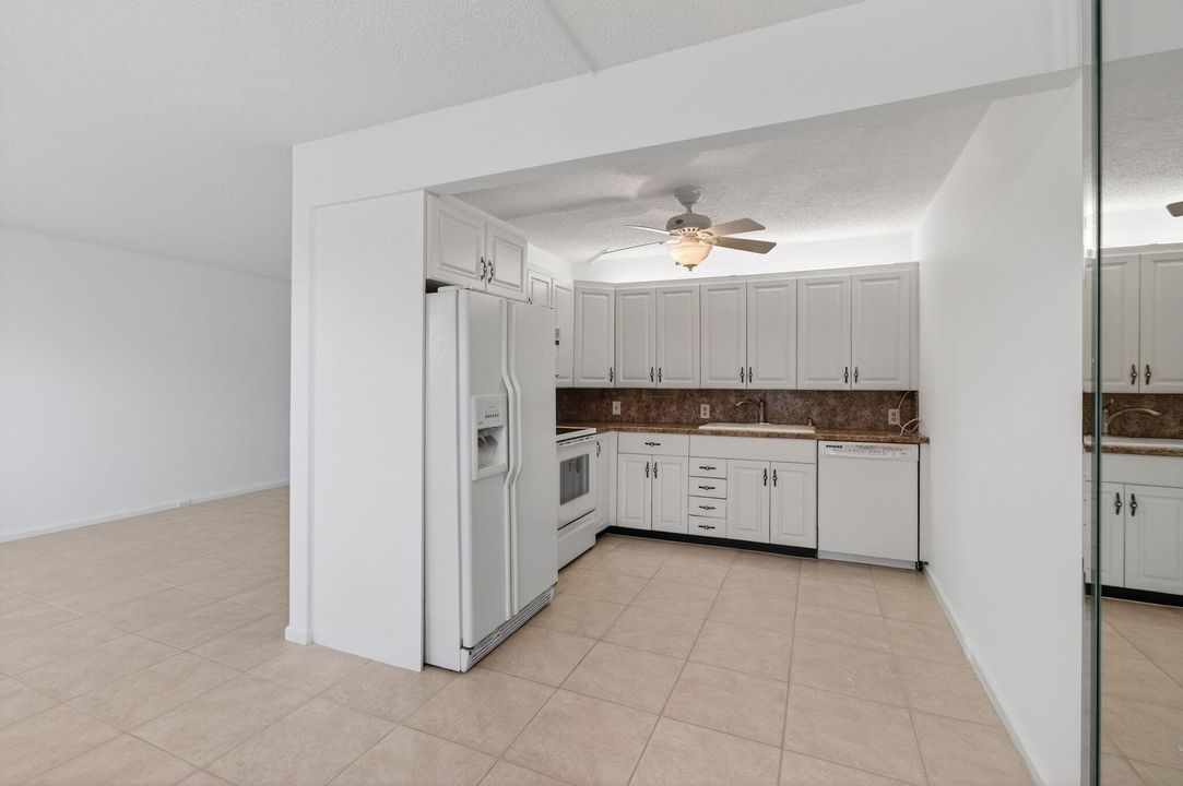 For Sale: $149,900 (2 beds, 2 baths, 896 Square Feet)