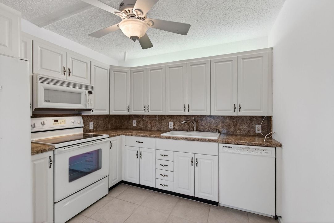 For Sale: $149,900 (2 beds, 2 baths, 896 Square Feet)