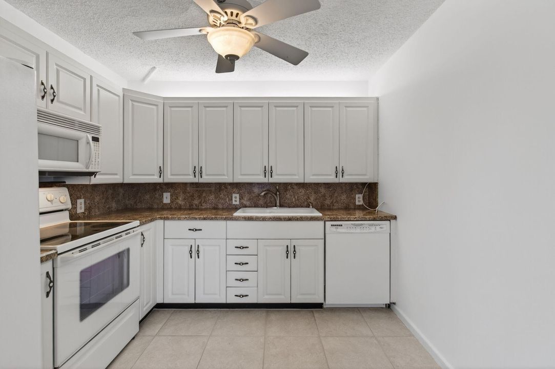 For Sale: $149,900 (2 beds, 2 baths, 896 Square Feet)