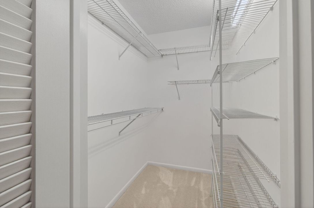 For Sale: $149,900 (2 beds, 2 baths, 896 Square Feet)