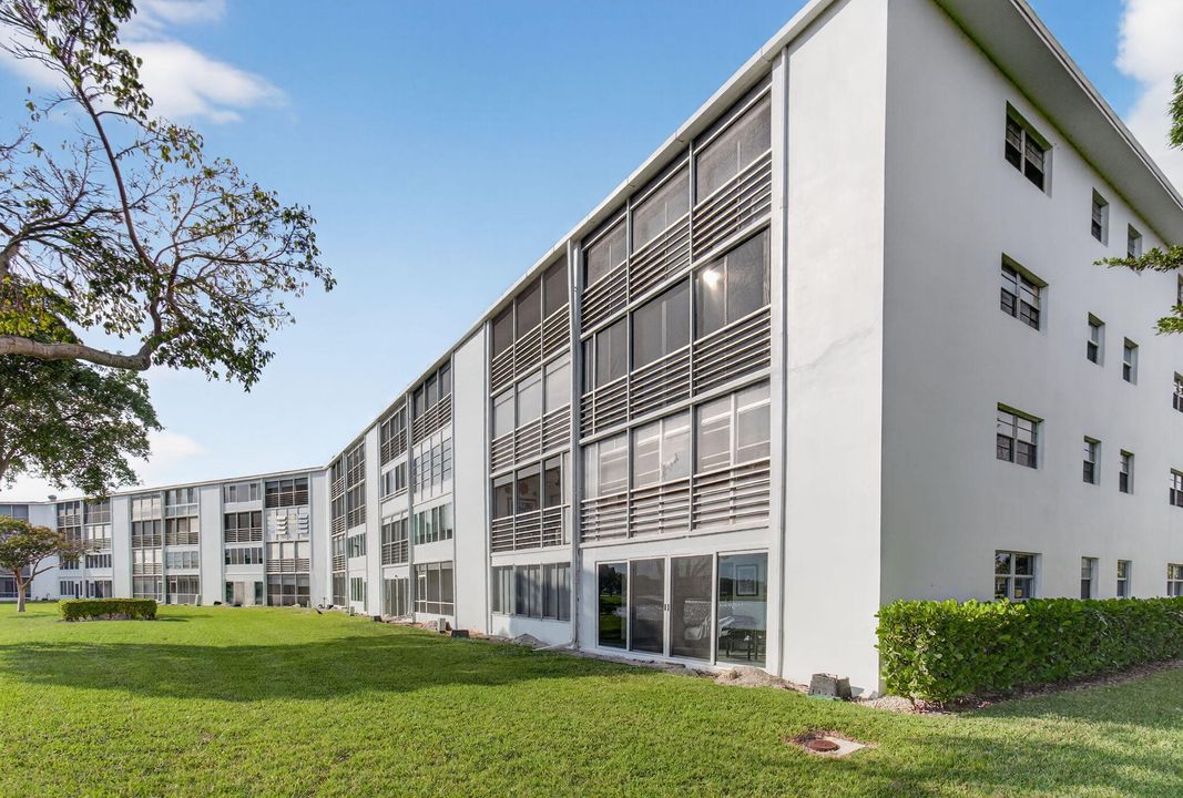 For Sale: $149,900 (2 beds, 2 baths, 896 Square Feet)