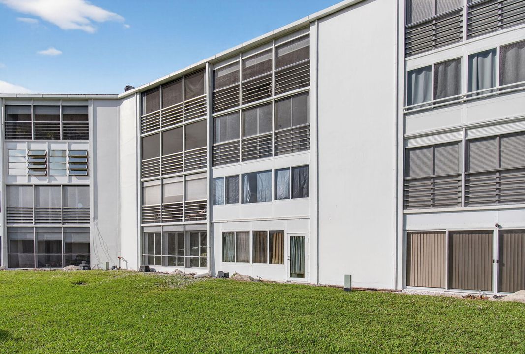 For Sale: $149,900 (2 beds, 2 baths, 896 Square Feet)