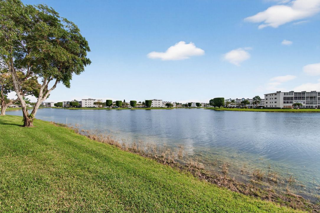 For Sale: $149,900 (2 beds, 2 baths, 896 Square Feet)