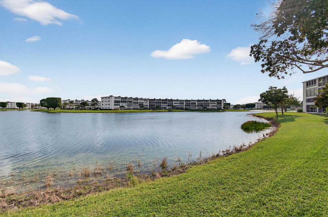 For Sale: $149,900 (2 beds, 2 baths, 896 Square Feet)