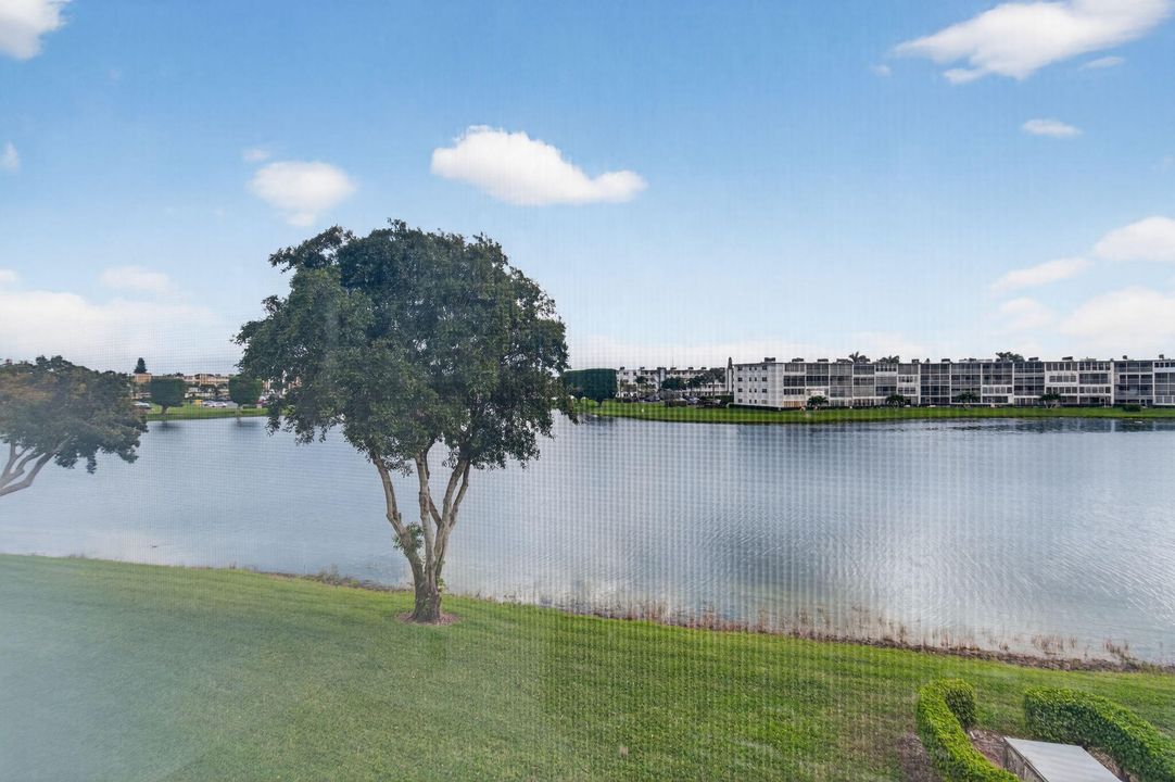 For Sale: $149,900 (2 beds, 2 baths, 896 Square Feet)