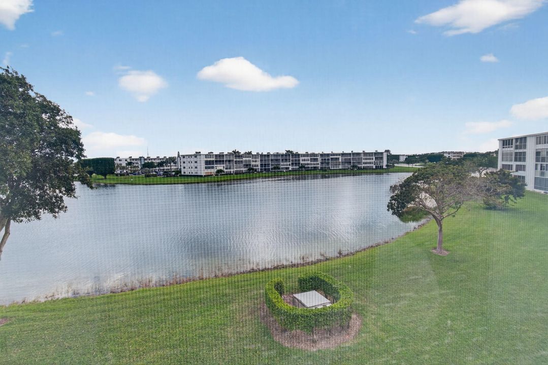 For Sale: $149,900 (2 beds, 2 baths, 896 Square Feet)