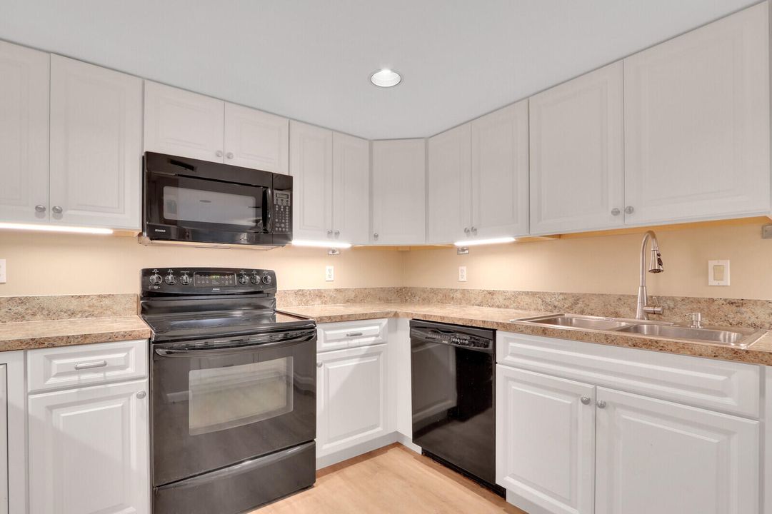 For Sale: $425,000 (3 beds, 2 baths, 1606 Square Feet)