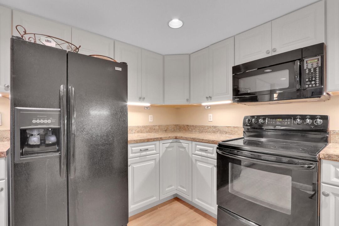 For Sale: $425,000 (3 beds, 2 baths, 1606 Square Feet)