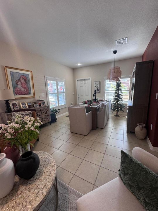 出租: $3,000 (3 贝兹, 2 浴室, 1389 平方英尺)