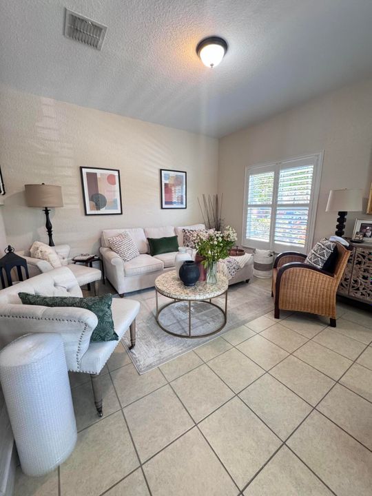 出租: $3,000 (3 贝兹, 2 浴室, 1389 平方英尺)