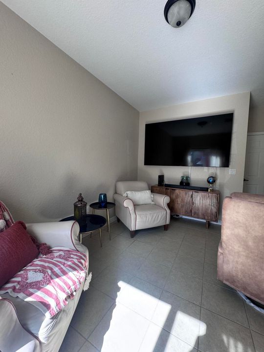 出租: $3,000 (3 贝兹, 2 浴室, 1389 平方英尺)