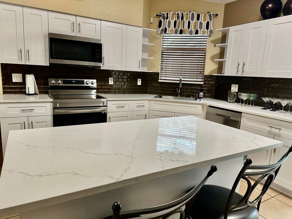 出租: $5,500 (5 贝兹, 3 浴室, 2644 平方英尺)