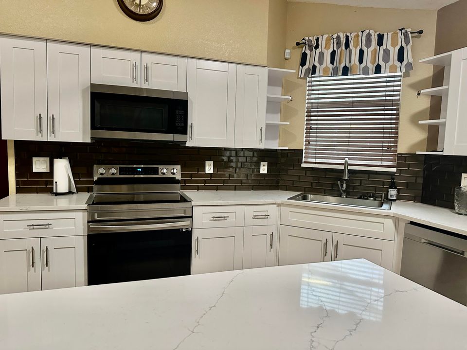 出租: $5,500 (5 贝兹, 3 浴室, 2644 平方英尺)