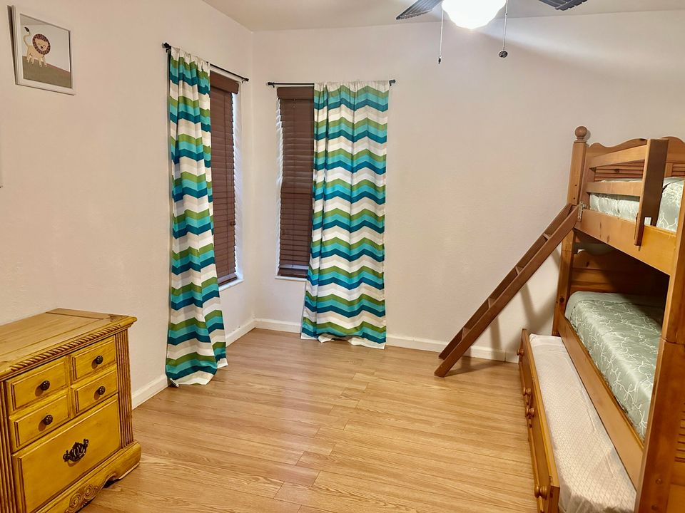 出租: $5,500 (5 贝兹, 3 浴室, 2644 平方英尺)