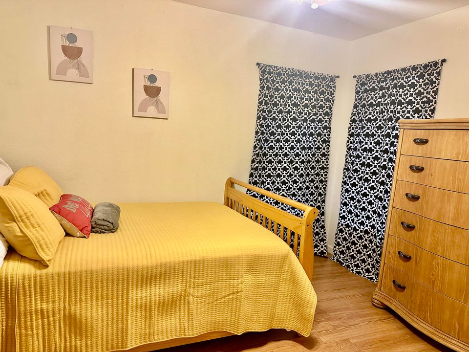 出租: $5,500 (5 贝兹, 3 浴室, 2644 平方英尺)