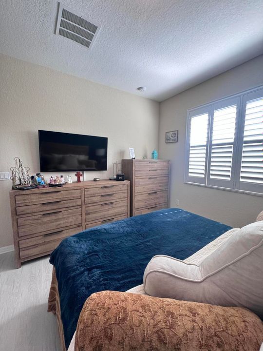 出租: $3,000 (3 贝兹, 2 浴室, 1389 平方英尺)