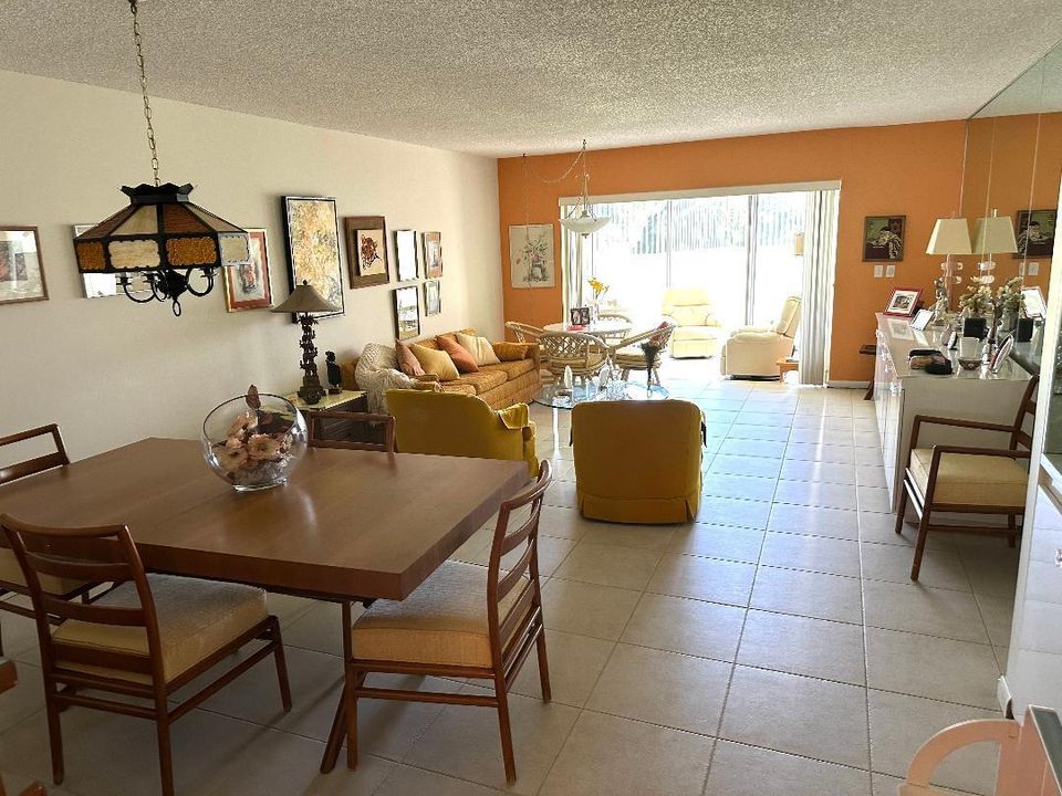 待售: $300,000 (2 贝兹, 2 浴室, 1216 平方英尺)