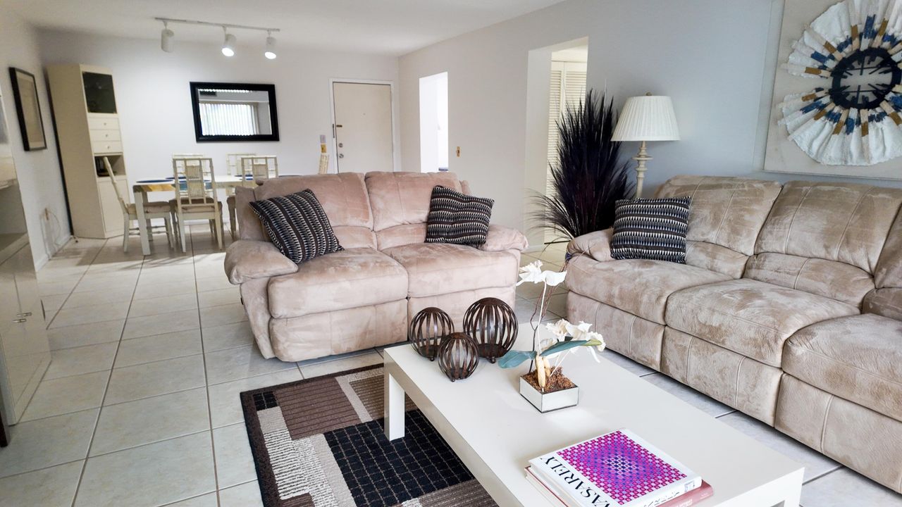 待售: $195,000 (2 贝兹, 2 浴室, 1334 平方英尺)