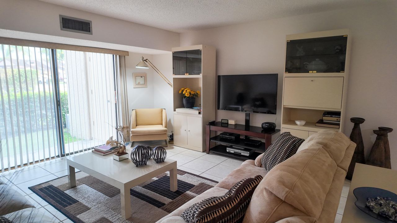 待售: $195,000 (2 贝兹, 2 浴室, 1334 平方英尺)