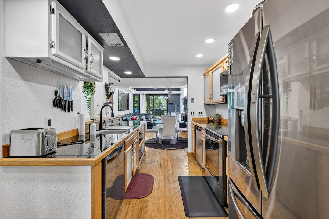 For Sale: $310,000 (2 beds, 2 baths, 1275 Square Feet)